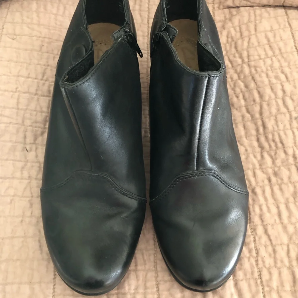 Clarks black leather heeled booties size 8.5 M - Picture 2 of 5